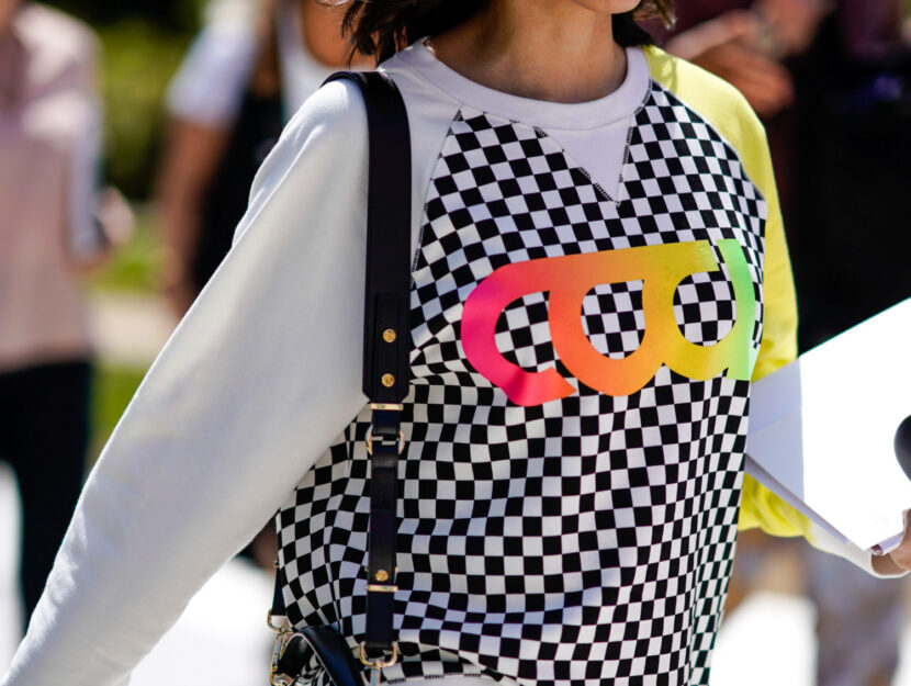 <p>Il pullover a quadretti bianco e nero con dettagli fluo</p>