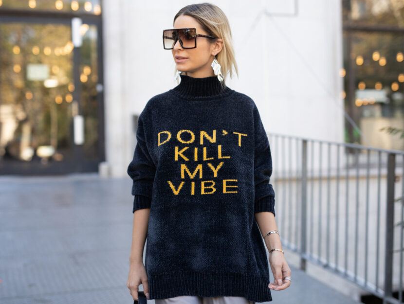 <p>Il pullover a tinta unita con i messaggi da lanciare al mondo</p>