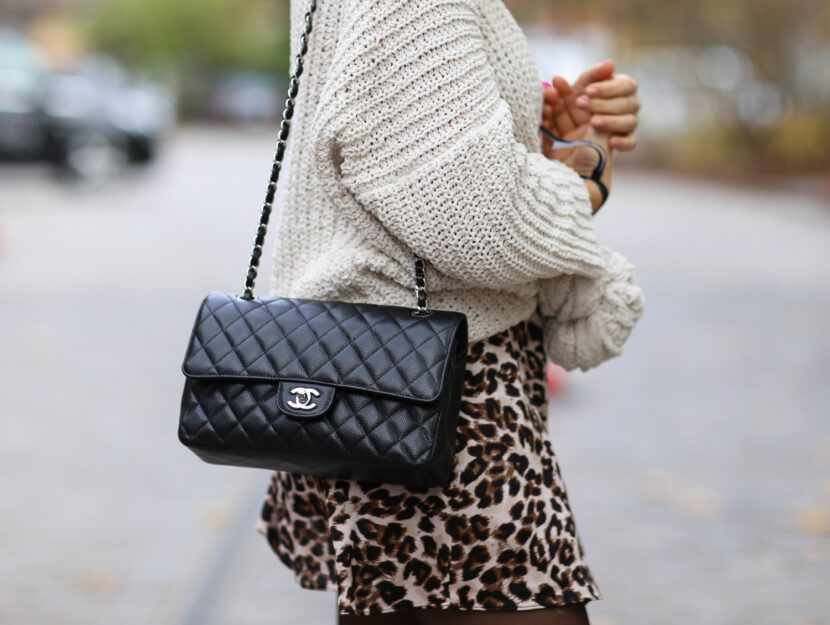 <p>Un abbinamento glam con il pullover bianco e l'animalier</p>