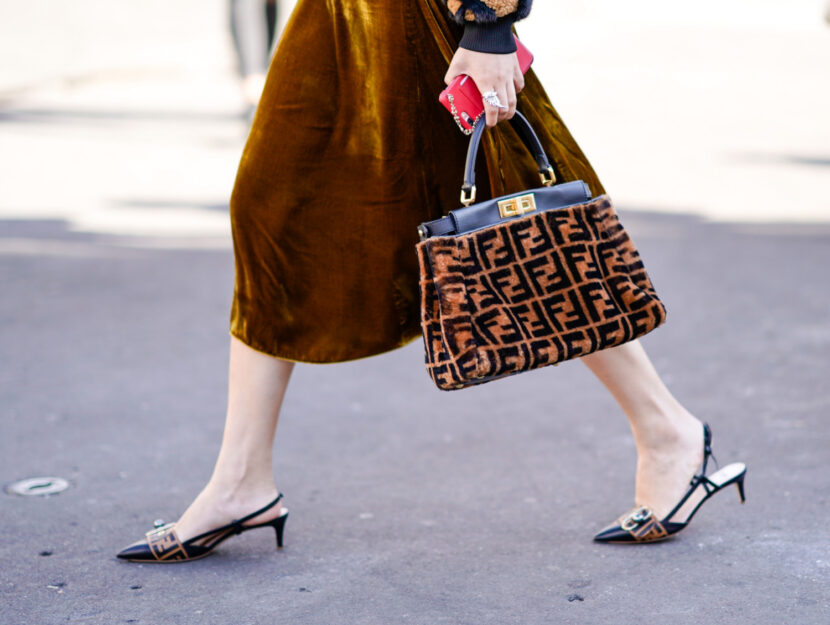 <p>Le sling-back con la fascia logata</p>