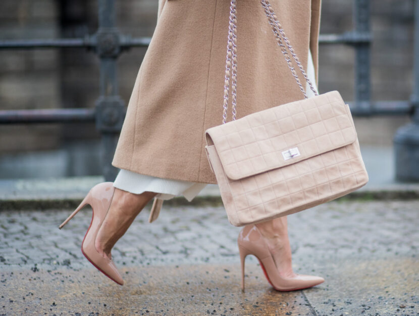 <p>Un outfit super delicato nei toni del rosa e beige</p>