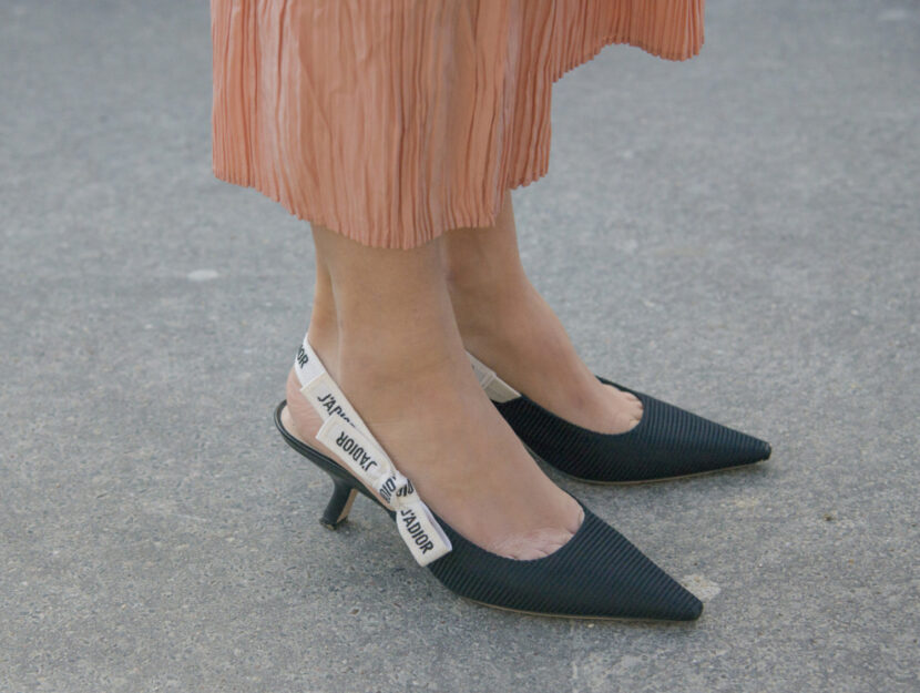 <p>Scarpe a punta con il tacco basso e nastro</p>