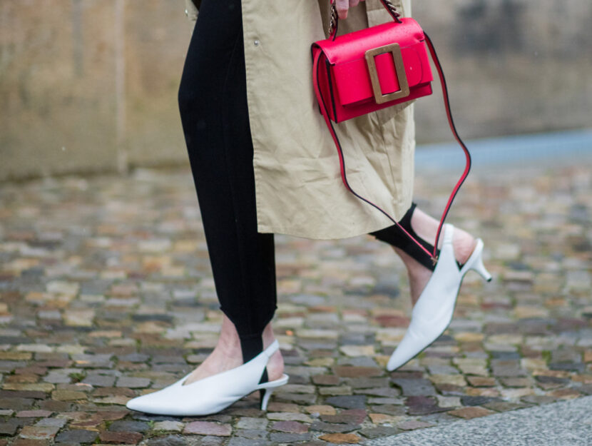 <p>Total white e con il tacco basso</p>