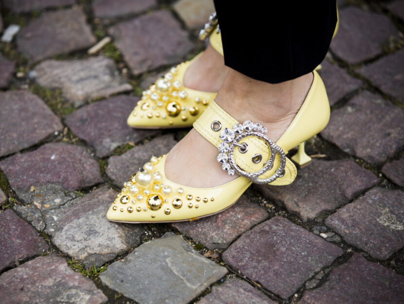 <p>Scarpe con il tacco e dettagli gioiello</p>