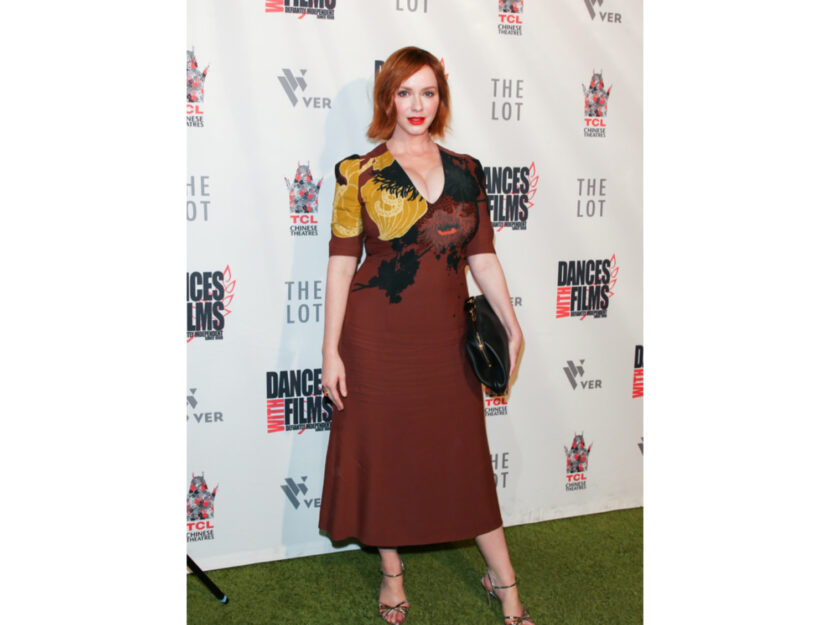 <p style="text-align: left;" data-mce-style="text-align: left;">L'attrice Christina Hendricks indossa un abito a campana con vita segnata e scollo a V: perfetto per la sua silhouette a clessidra</p>