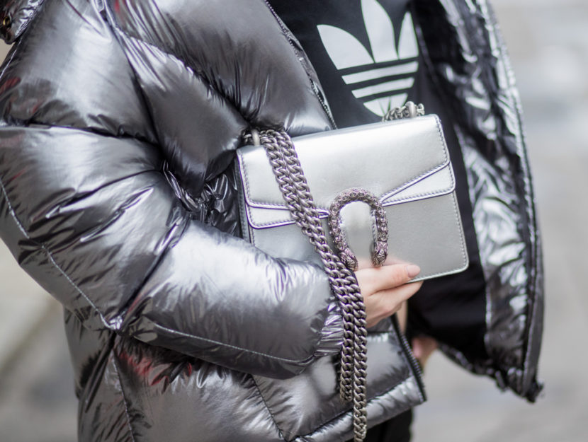 <p>Il piumino argento si porta con gli accessori ton sur ton</p>