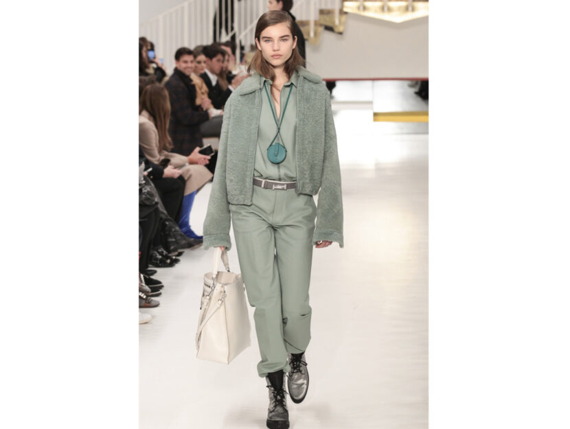<p>Un outfit easy-chic con i pantaloni verde menta di Tod's</p>