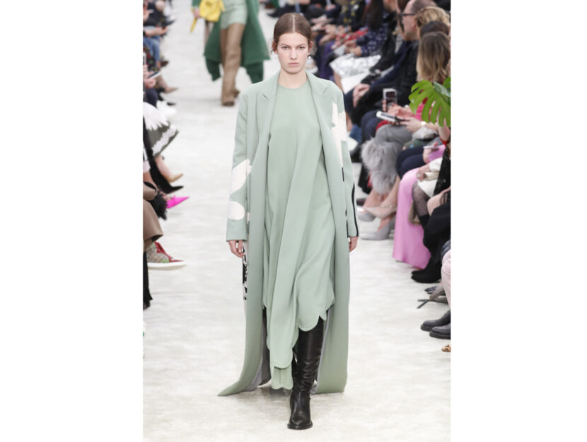 <p>Il midi dress verde menta di Valentino si porta con gli stivali di pelle</p>