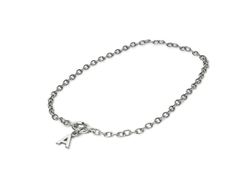 <p>Collana total silver con lettera (X JEWELLERY)</p><p><em>Credits: Perlunica</em></p>