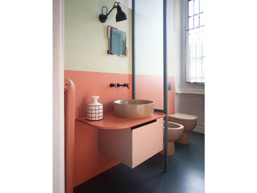<p>Living Coral in bagno su mobile e parete</p>