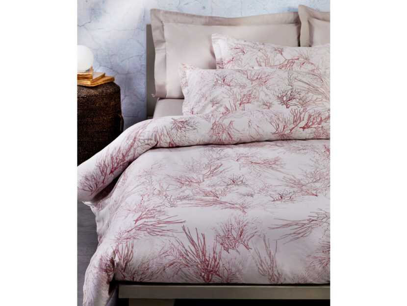 <p>Living Coral Pantone 2019: copriletto e cuscini per vestire il letto</p>