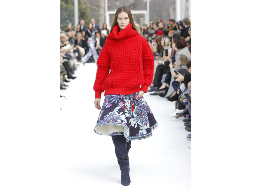 <p>Il maglione red passion di Leonard Paris si abbina alle gonne a fiori</p>