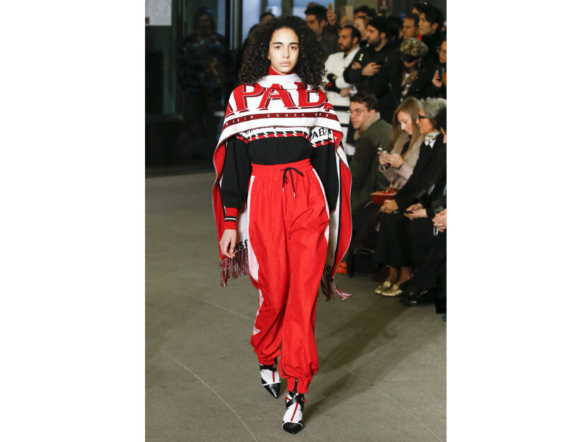 <p>I pantaloni sportivi di MSGM si portano con i pullover a fantasia</p>