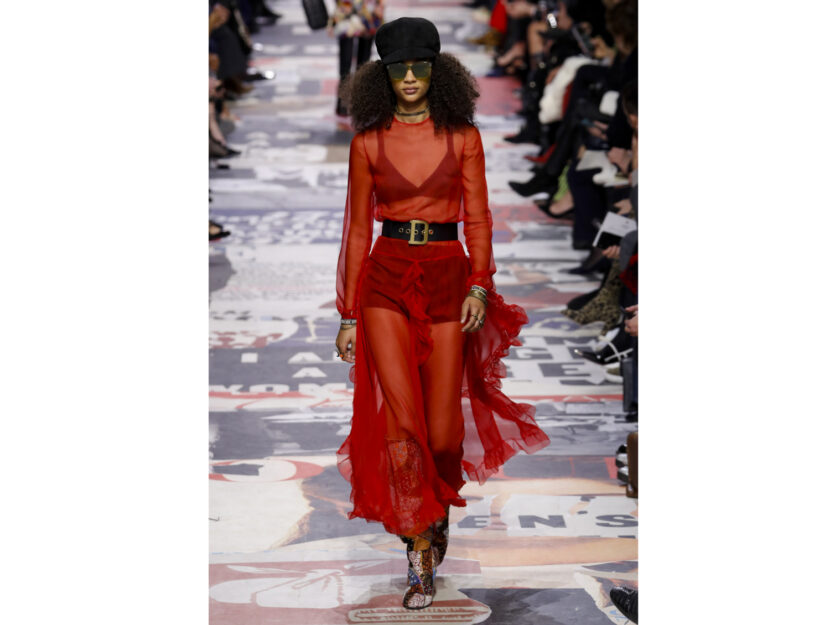 <p>Il long dress dall'effetto see-through di Christian Dior</p>