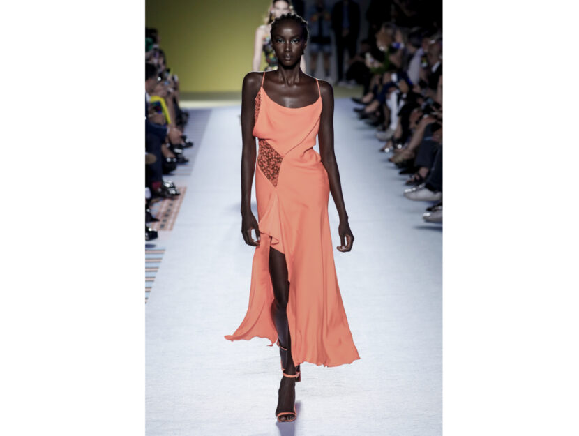 <p>Un total look living coral con i sandali di Versace</p>