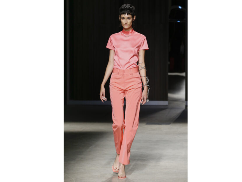 <p>Un total look in living coral con i pantaloni di Ricostru</p>