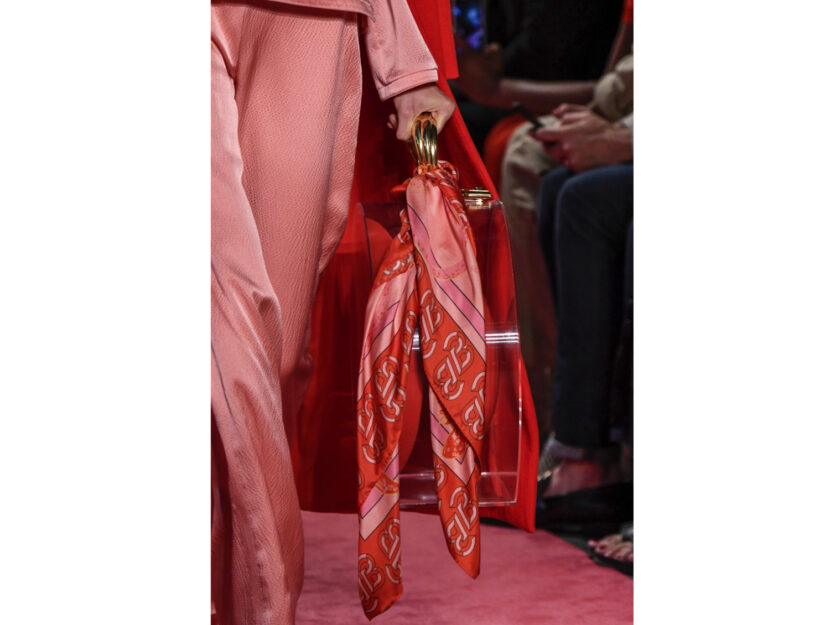 <p>La borsa living coral di Brandon Maxwell ha il foulard in tinta</p>