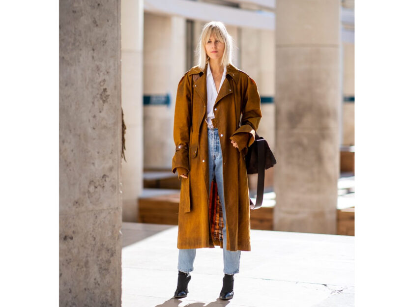 <p>Lungo e cammello, il coat si sfoggia con i jeans a vita alta</p>