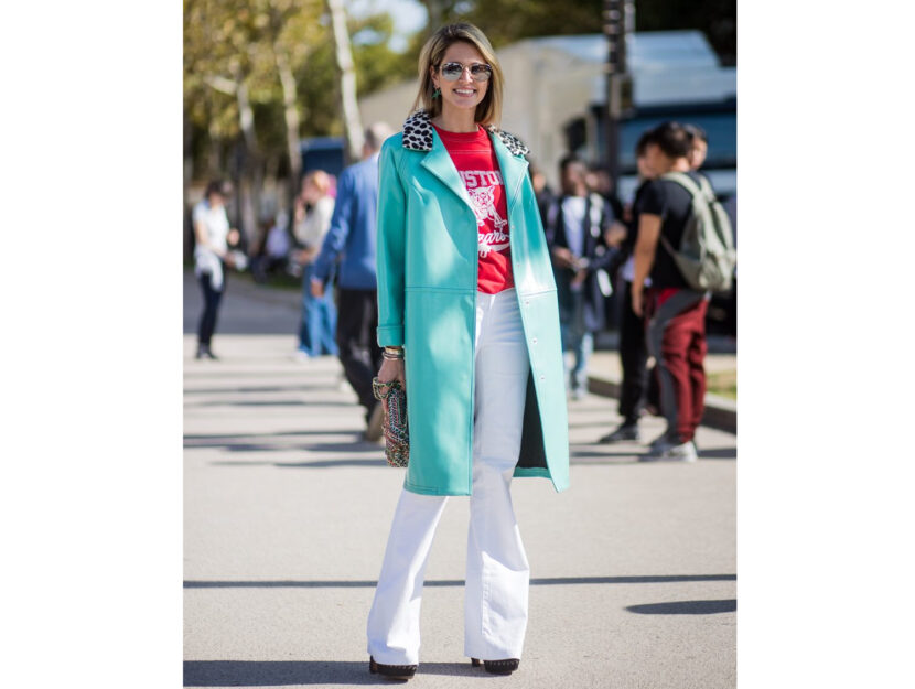 <p>Il cappotto turchese va con i pantaloni bianchi </p>