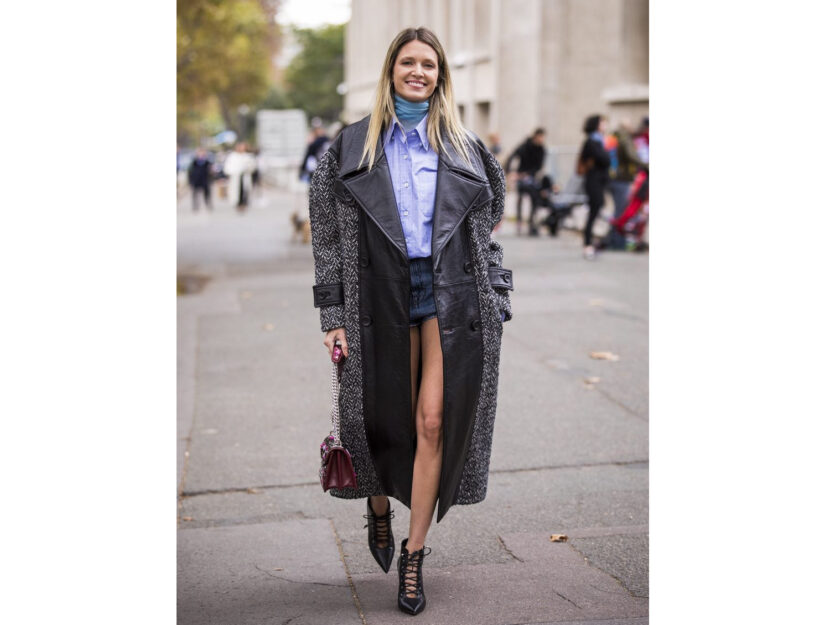 <p>Lungo e oversize, il cappotto con gli inserti in pelle</p>