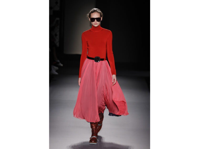<p>Rosso + rosa, il classico mix & match in stile Eighties</p>