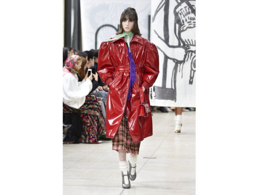 <p>La modella sfoggia il cappotto dall'effetto glossy di Miu Miu</p>
