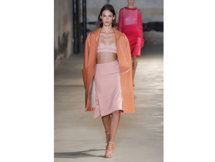 <p>Capospalla living coral abbinato a un completo rosa cipria di N. 21</p>