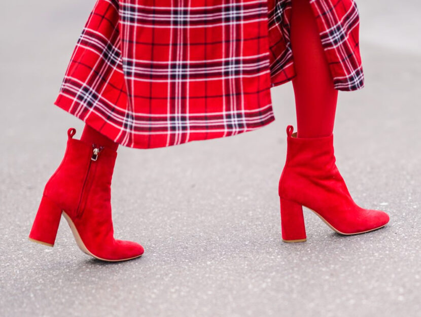 <p>Un total look che vira sui toni del rosso dall'allure scottish</p>