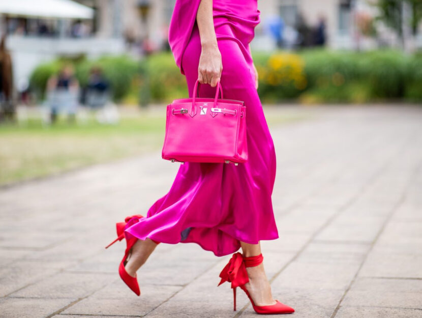<p>Un look elegante che gioca sulla combinazione tra il fucsia e il rosso</p>