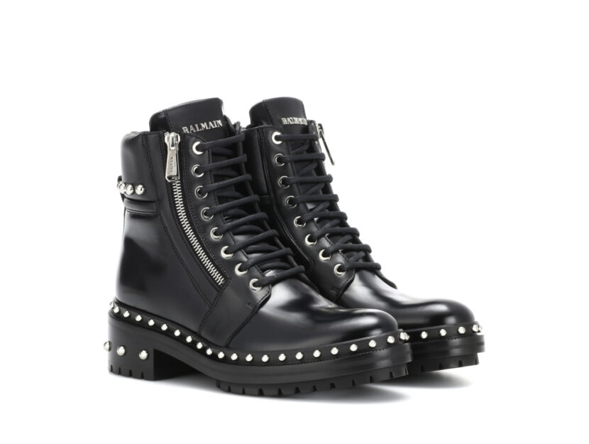 <p>Stivali con tacco basso total black e borchie (BALMAIN)</p>