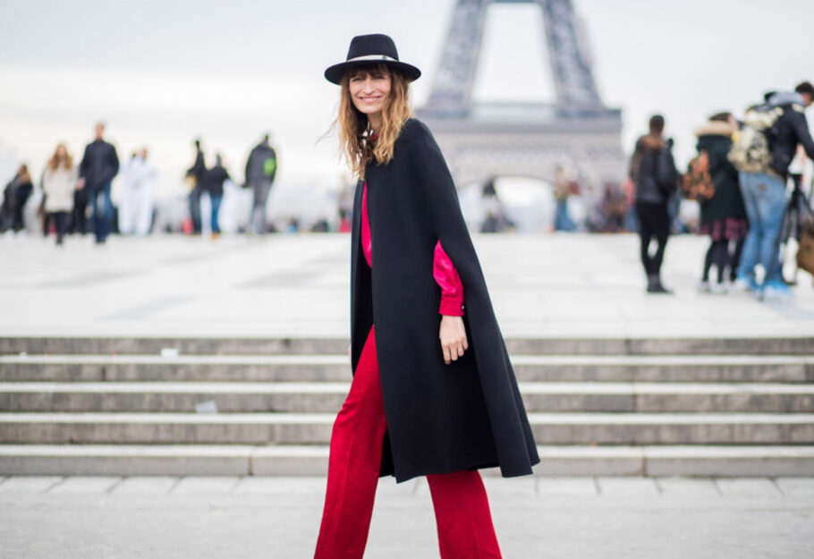 <p>Cappa nera su total look rosso fuoco </p>