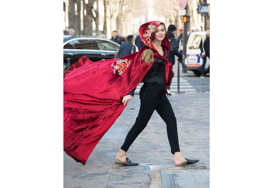 <p>Chiara Ferragni durante la fashion week di Parigi avvolta in un mantello rosso con cappuccio</p>