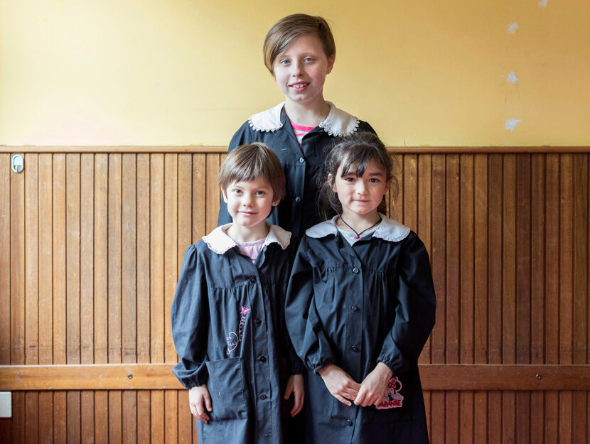 <p>Giorgia, 10 anni, con Elisabetta e Marta, di 7: sono compagne di classe a San Damiano (Cuneo), foto di Rocco Rorandelli</p>