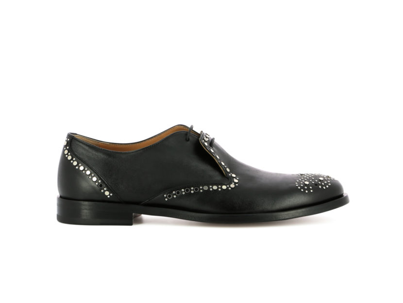 <p>Scarpe eleganti in pelle con piccole borchie (CLERGERIE)</p>
