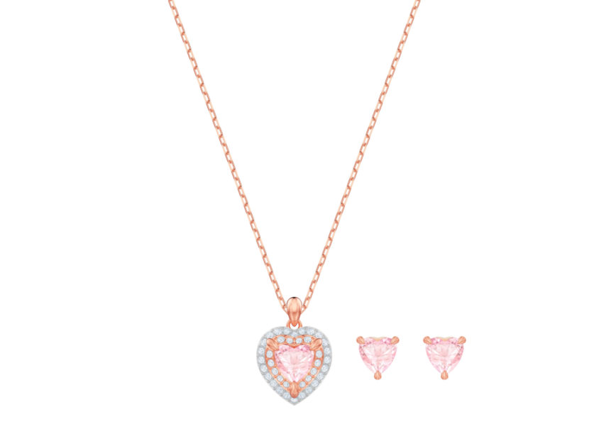 <p>Collana con ciondolo impreziosito da cristalli e orecchini, tutto a forma di cuore (SWAROVSKI)</p>