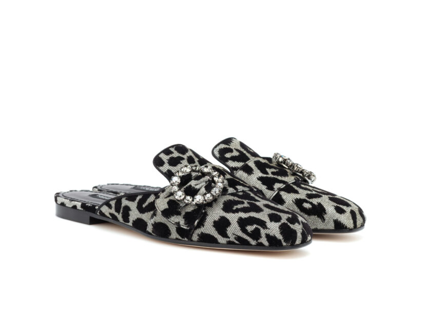 <p>Slippers con stampa maculata e decorazione gioiello (DOLCE & GABBANA)</p>