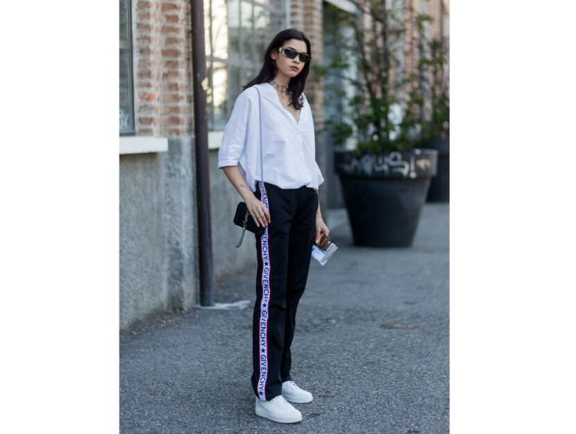 <p>La camicia bianca si porta con un look easy-chic</p>