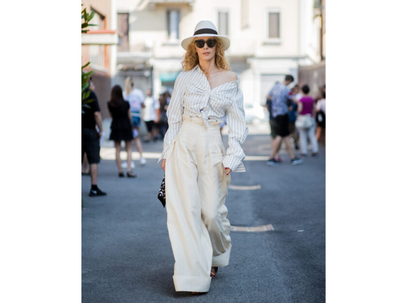 <p>La camicia a righe si indossa con i palazzo pants</p>