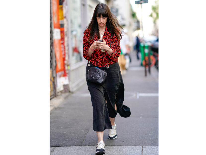<p>Total red a fantasia, la camicia con le stampe si abbina ai cropped pants</p>