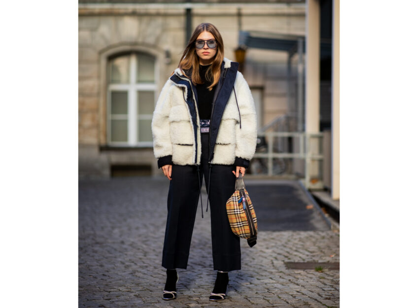 <p>Il Teddy Coat modello bomber bianco con i pantaloni cropped</p>