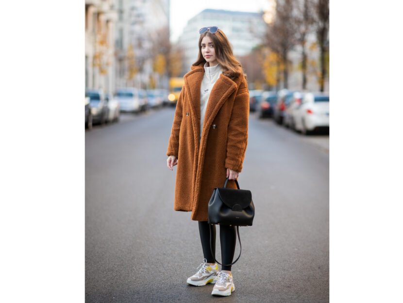 <p>Il cappotto di peluche colore cammello si porta anche con i look sportivi</p>