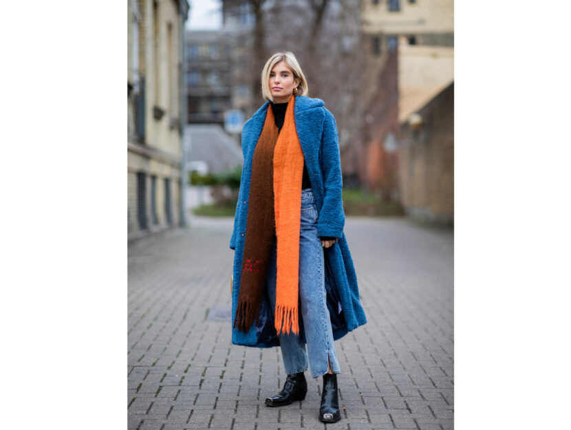 <p>Il cappotto lungo declinato nel blu elettrico si porta con i jeans</p>