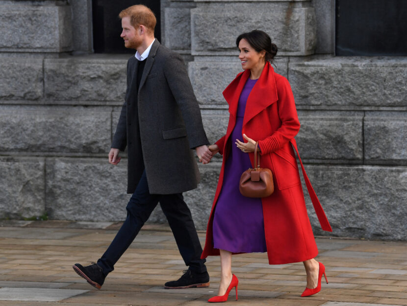 <p>Meghan Markle in visita a Birkenhead, nel Merseyside, insieme al marito, il principe Harry: cappotto rosso con stiletto abbinate e abito viola, la duchessa ha svelato la data del parto. Sarà mamma alla fine di aprile.</p>