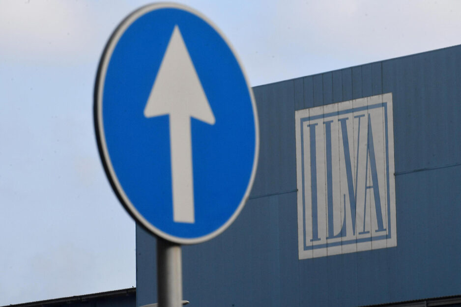 <p>La vecchia insegna dell'Ilva, sostituita nel novembre 2018 da quella di Arcelor Mittal. Foto ANSA/LUCA ZENNARO</p>