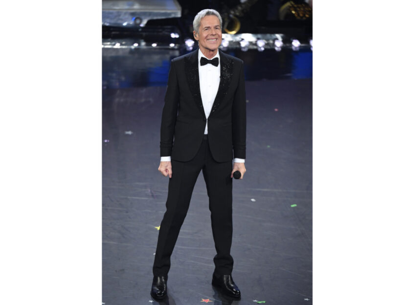 <p>La giacca è preziosa con i revers glitterati, sempre di Ermanno Scervino</p>