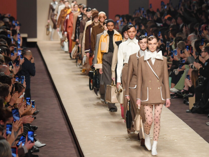 <p>Le modelle sfilano con le nuove creazioni di Fendi </p>
