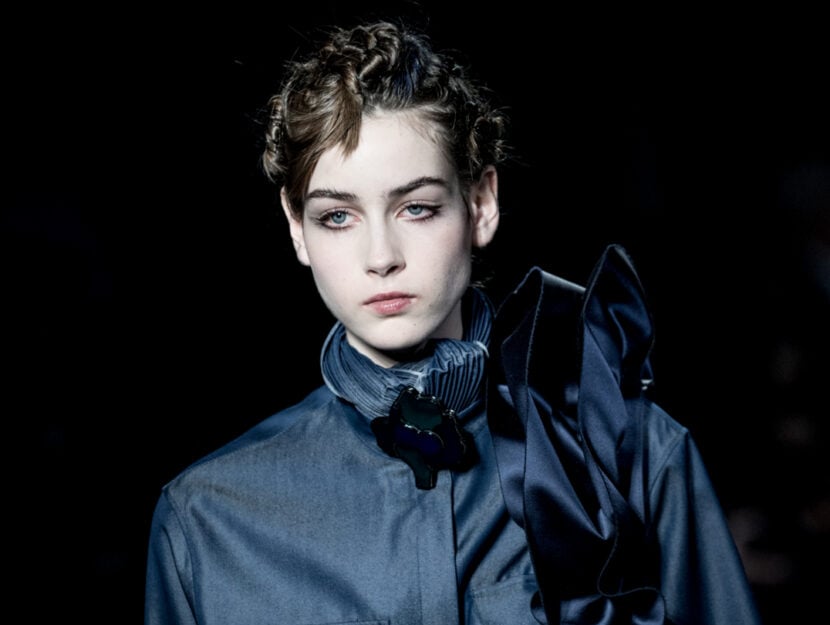 <p>La modella sfoggia un outfit total blu di Giorgio Armani</p>