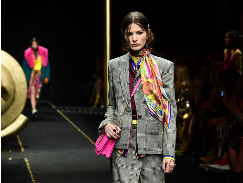 <p>La modella sfoggia un completo ravvivato dagli accessori super colorati</p>
