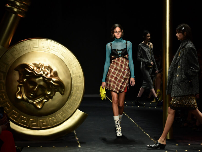 <p>La lingerie è a vista sugli abiti di Versace per l'autunno inverno 2019 2020</p>