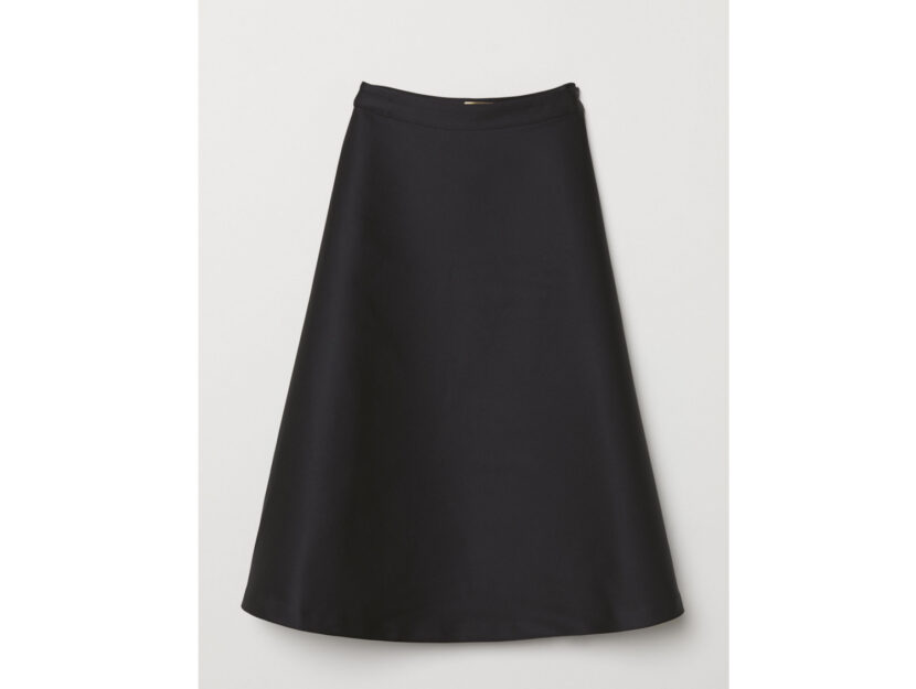 <p>Gonna a ruota total black (H&M)</p>